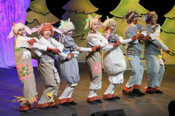 Новогодний мюзикл "Волк и семеро козлят в гостях у Деда Мороза"